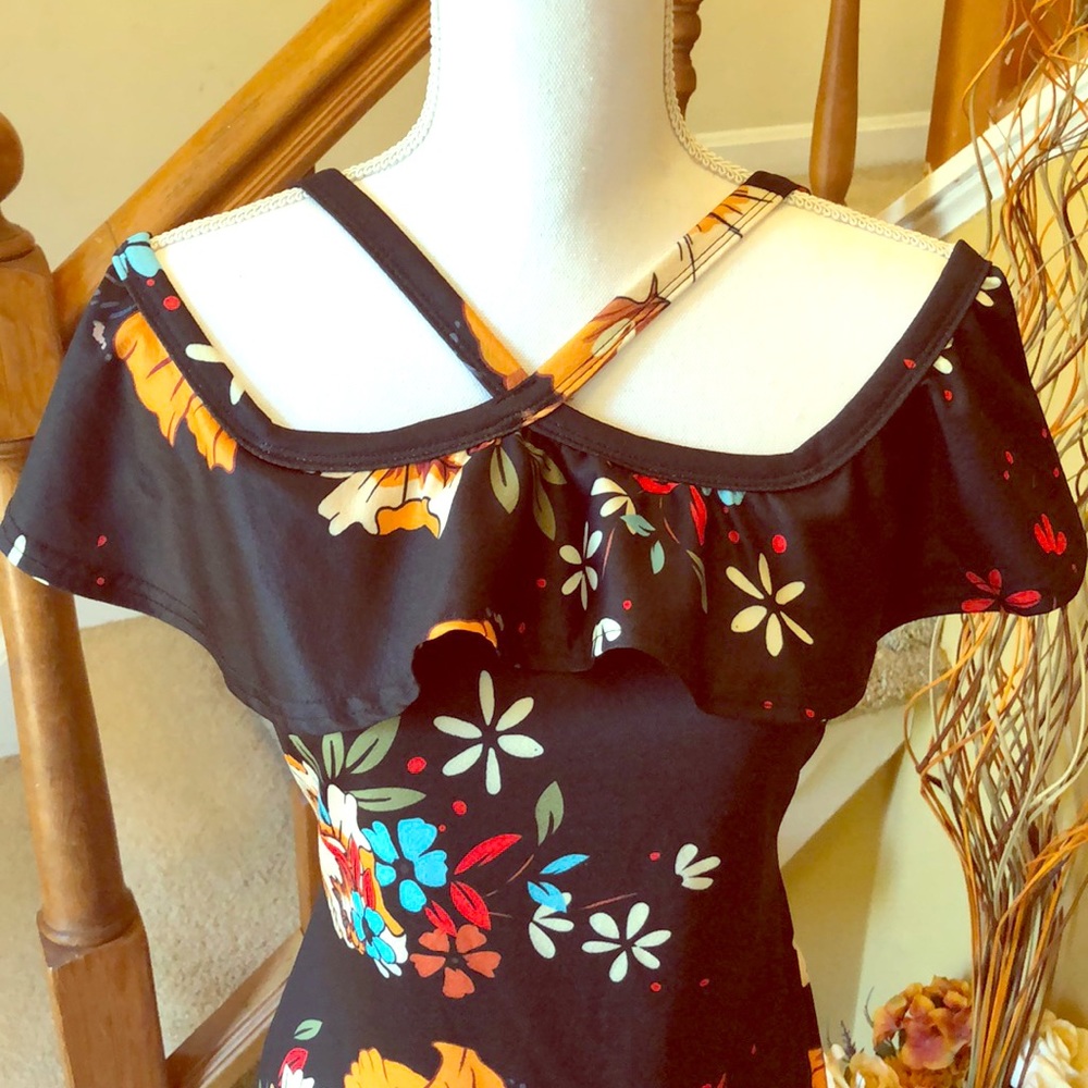 Cold-Shoulder Floral Ruffle Halter Dress - Picture 4 of 8